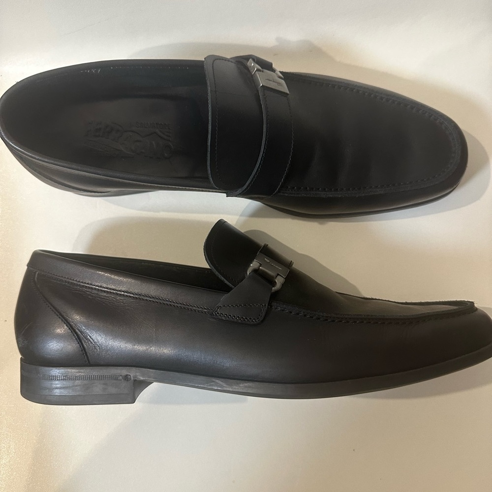 Men’s 9.5 Ferragamo Black Leather Shoes
